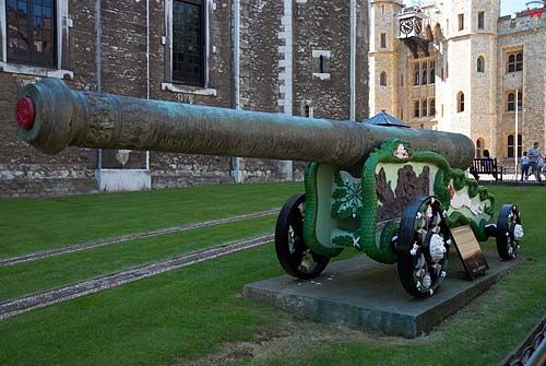 Londyn. Armata na dziedziniecu twierdzy Tower of London.